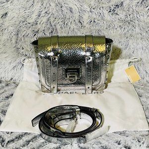 NWOT - MICHAEL KORS MANHATTAN SMALL SILVER CRACKLE LEATHER CROSSBODY(30T9TNCM1L)